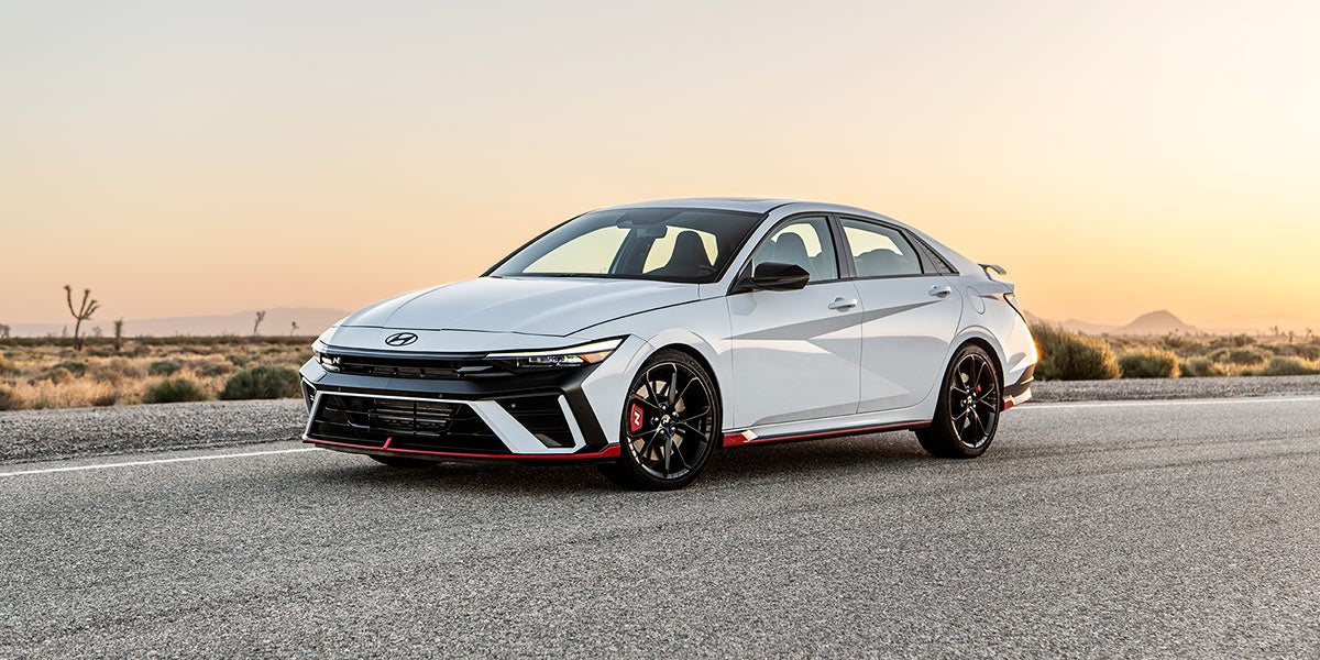 Un conductor utiliza su dedo para tocar un mapa de navegación en la gran pantalla de infoentretenimiento del salpicadero de un coche moderno.